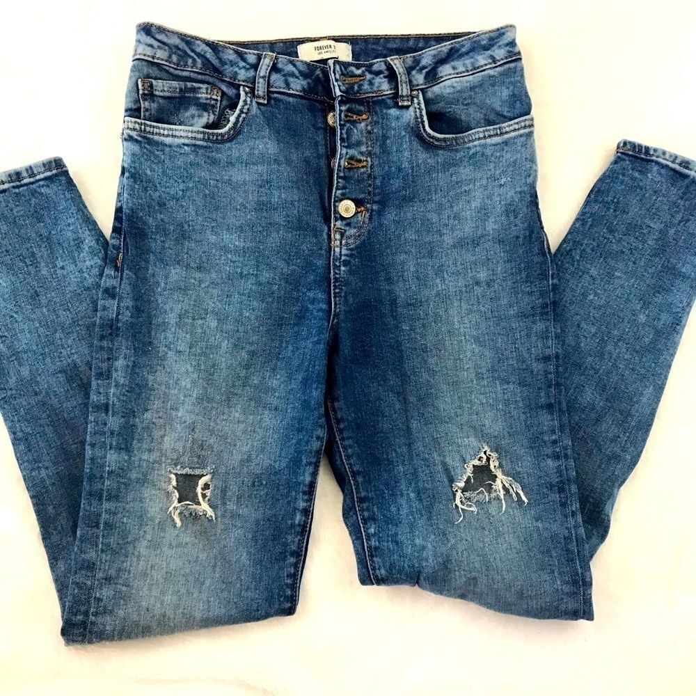 ‎Forever 21 distressed skinny jeans